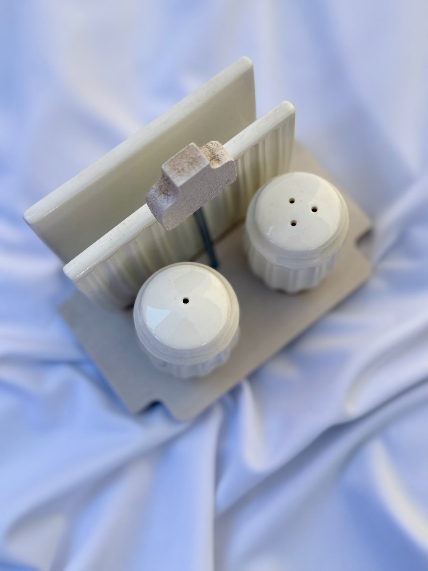 Porta tovaglioli con sale e pepe in ceramica