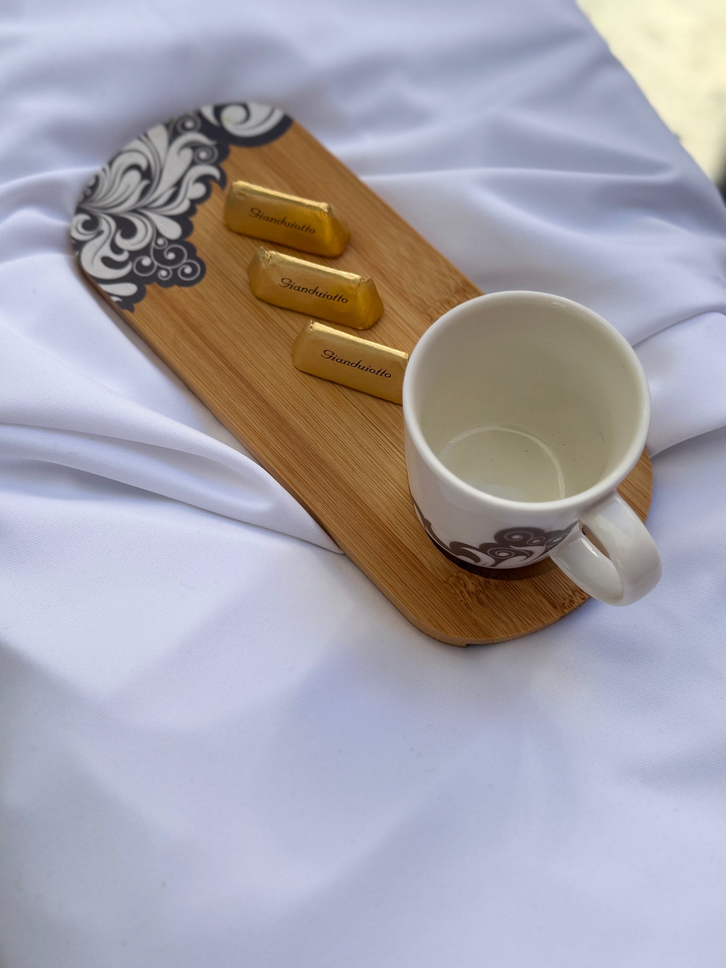 Tazzina con vassoio in legno ideale per caffè e dolcetti