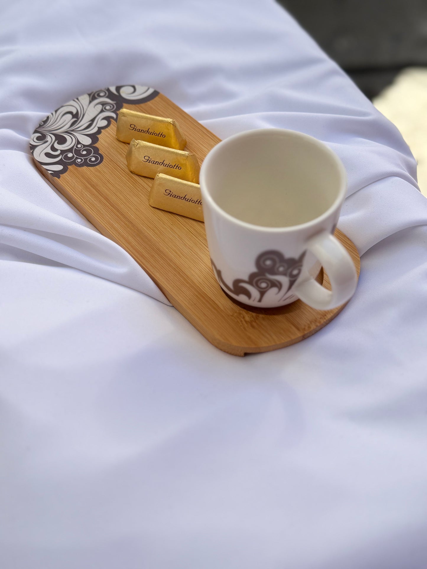 Tazzina con vassoio in legno ideale per caffè e dolcetti