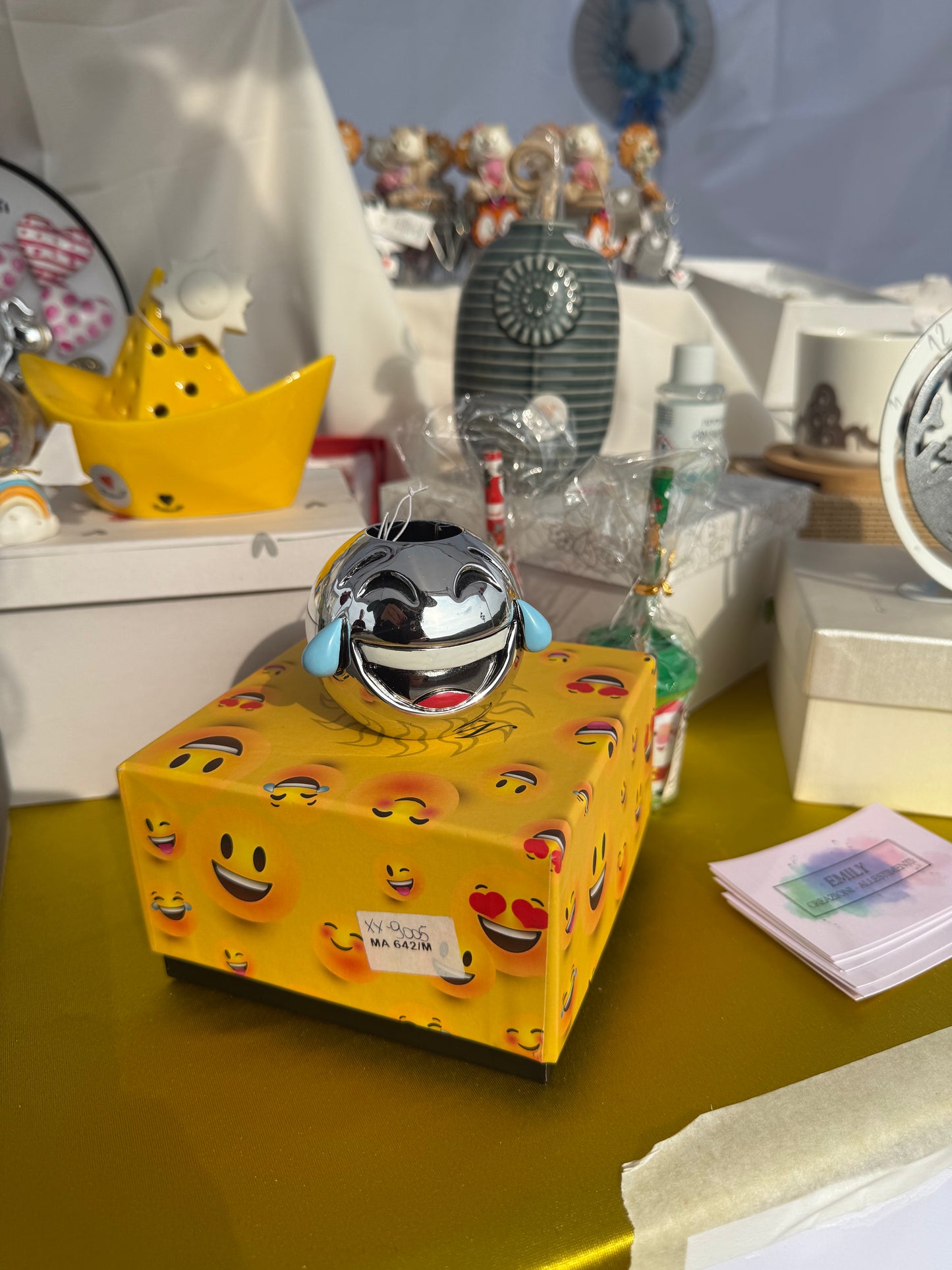 Emoji che ride con lacrime in argento